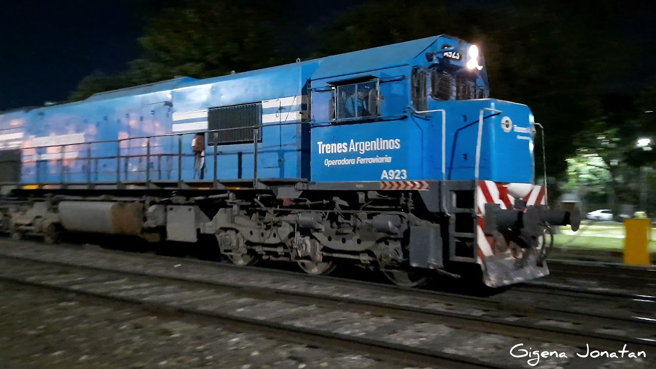 El Tucumano con EMD GT22cw a pura bocina rumbo a Rosario Norte