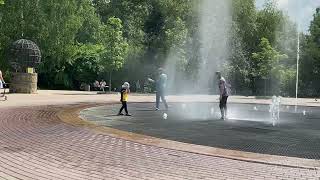 Игры в фонтане парк Мытищи лето 2022