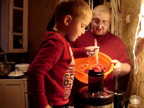 გიო სტაფილოს და ჭარხლის წვენს წურავს