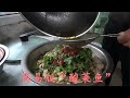 妈妈做道川菜“酸菜鱼”，满满一大盆奶奶头一次吃，大雷开小灶？
