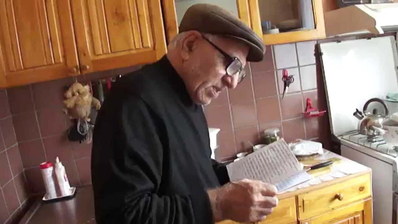 дед читает стихи. дед мороз для детей. ребенок рассказывает стих деду морозу. дед читает стихи. хиромант на арбатской дедушка на улице.