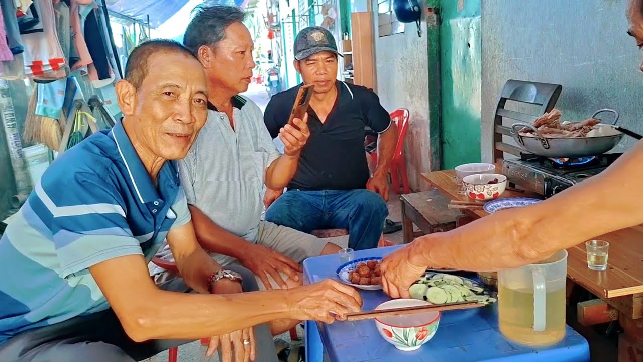 Bữa cơm cơm đầu xuân mời cả nhà trong nước vâc nh ngườinươc ngòa chung vui.. 