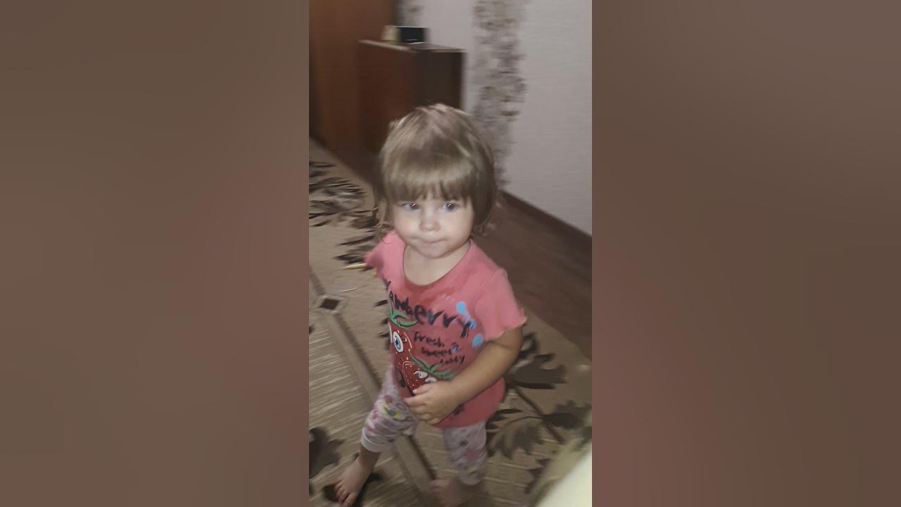 Маленькую девочку поставили в Угол. Тренировка,как стоять в углу ...