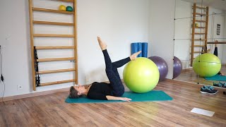 : Gym douce sur gros ballon de gym