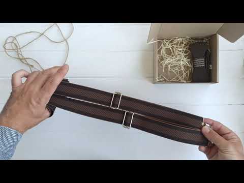 Коричневі підтяжки та метелик із дерева