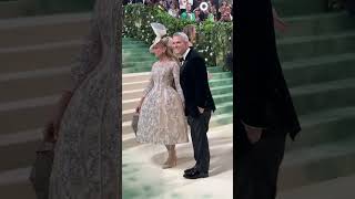 #SarahJessicaParker  #MetGala in a birdcage-esque dress by Richard Quinn, paired with a headpiece