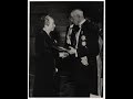 Gabriela Mistral recibe el Nobel 1945 de manos del rey