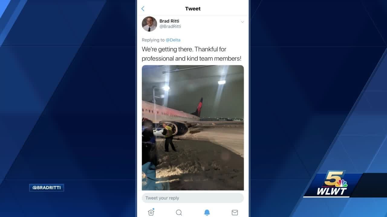 Delta plane slides off runway after landing at CVG YouTube