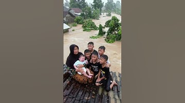 Bencana Banjir Nenek Melindungi Anak Anak Dari Terjangan Banjir #banjir #bencana #hujan #nenek #bayi