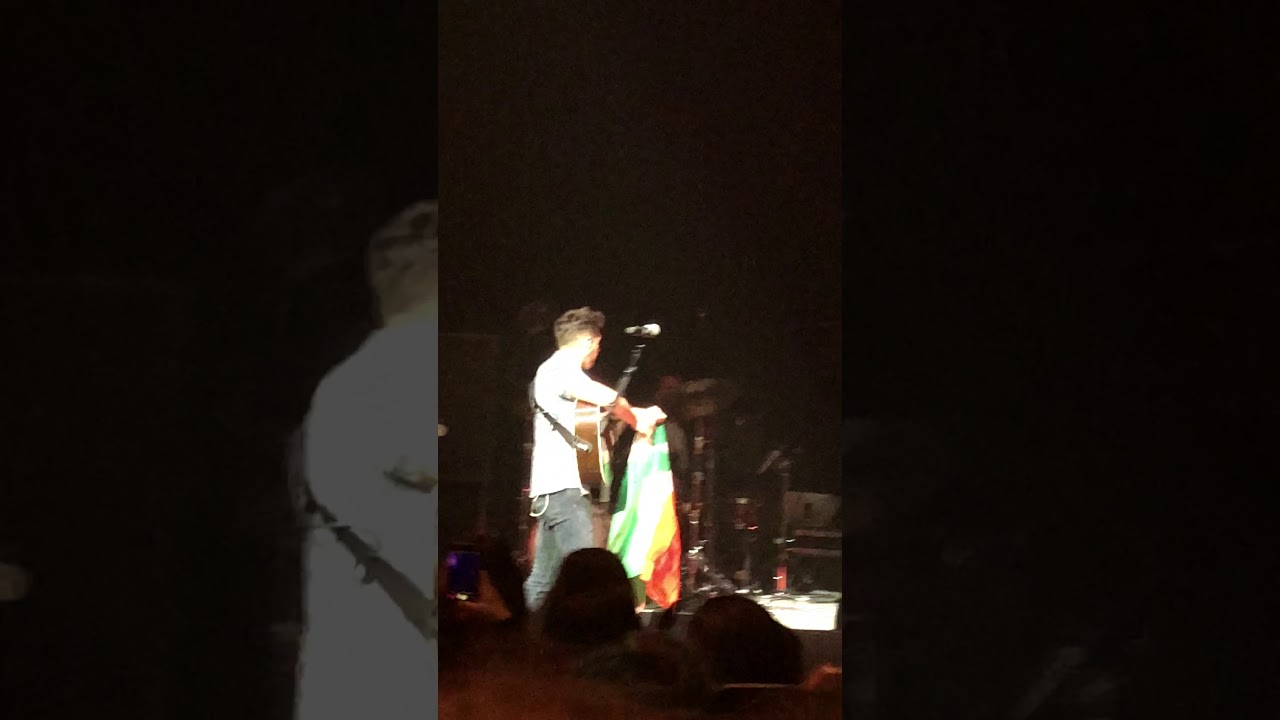 Niall Horan - Boston - Taking an Irish Flag and Thanking the fans