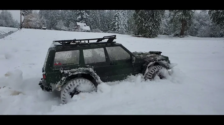 Rc 1/10 Trail trucks got stuck in snow ❄