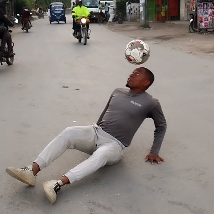 Sheikh Suleiman Mazinge freestyling soccer...
