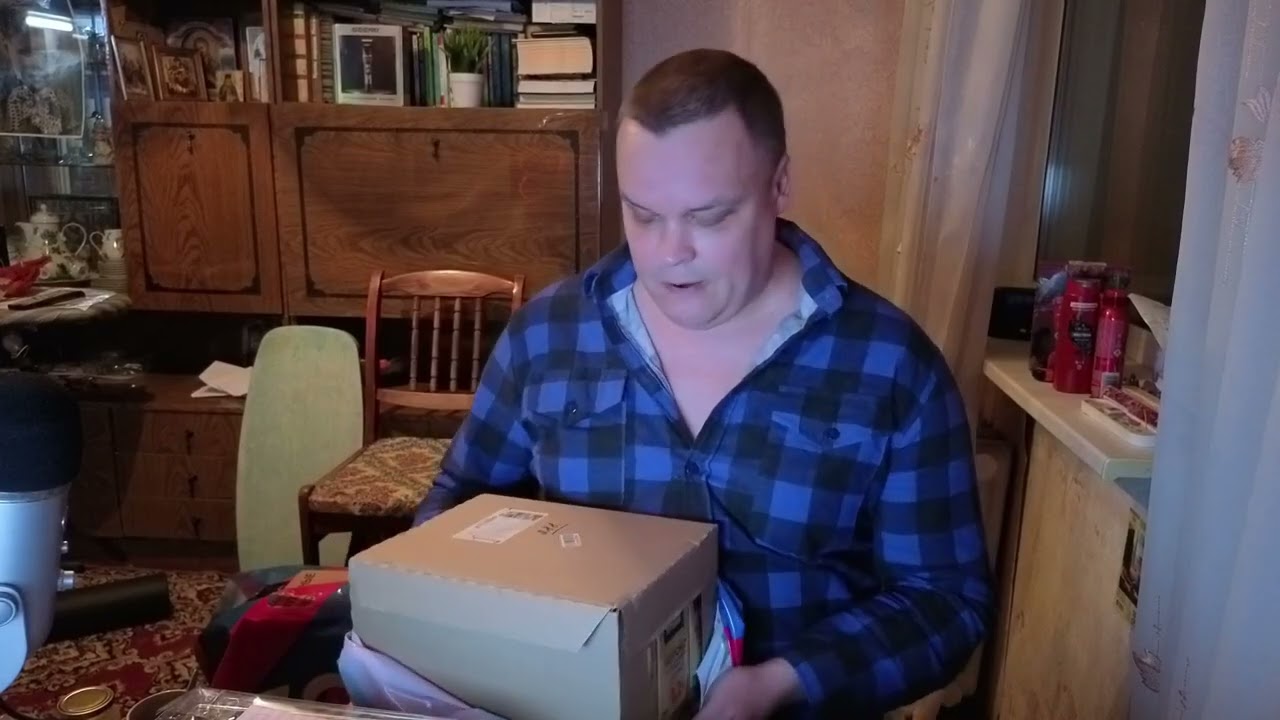 Пришла огромная посылка. Сходил к врачу. Заработал на рекламе.