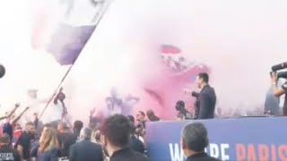 Messi salue les supporters du PSG devant le Parc des Princes | AFP Images