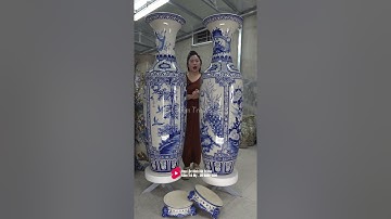 Trên tay Cặp Lộc Bình Tứ Cảnh Phúc Đức Công được chế tác tại Vua Lộc Bình Gốm Trà My Bát Tràng