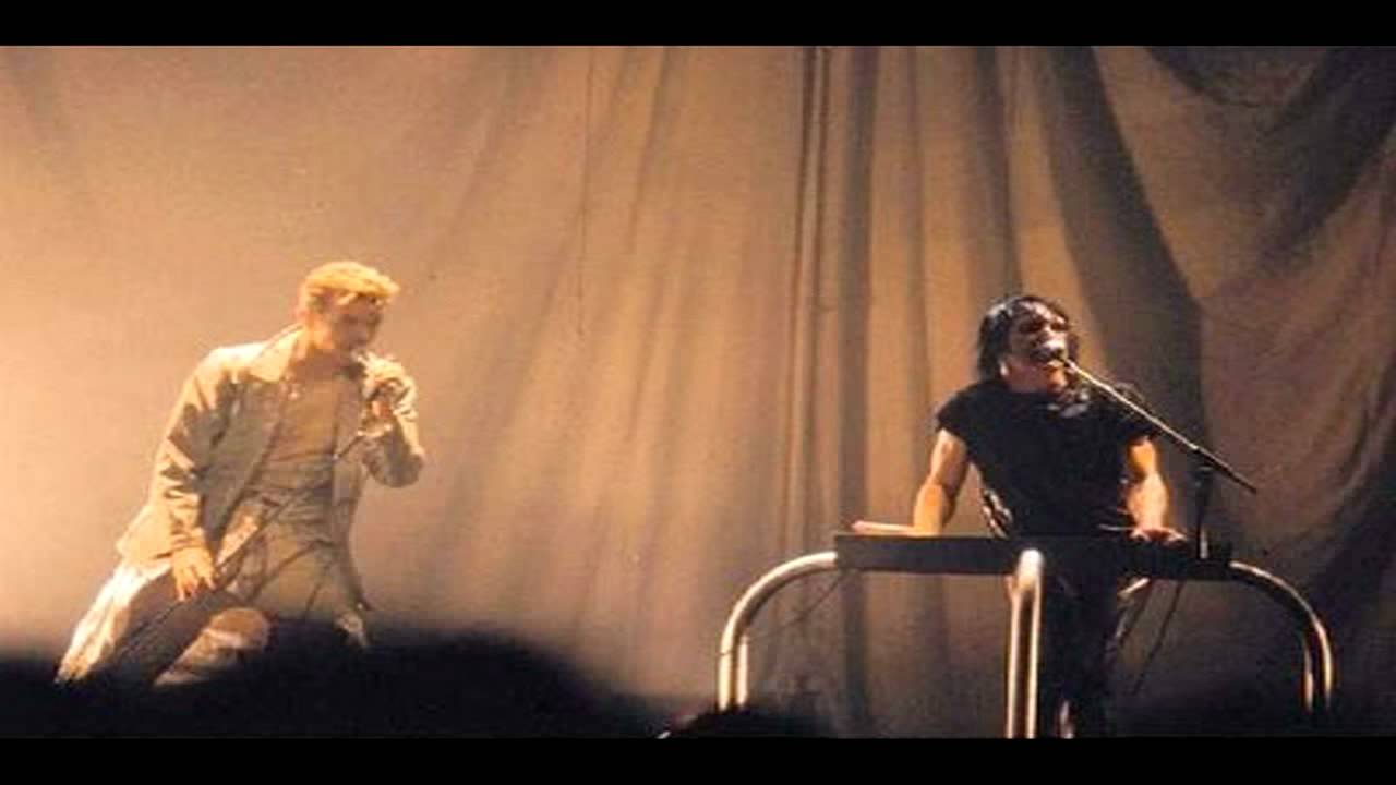 Nine Inch Nails - Hurt (feat. David Bowie)(Live) - YouTube