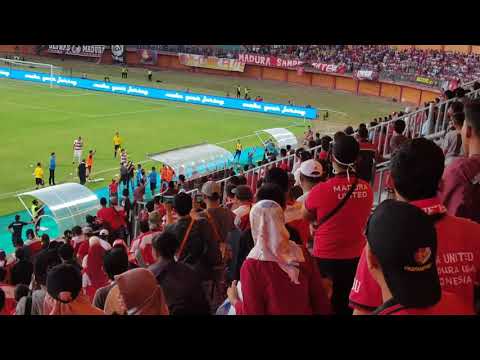 Detik-detik Insiden Pelemparan Botol Madura United Vs PSM Makassar | Semifinal Piala Indonesia