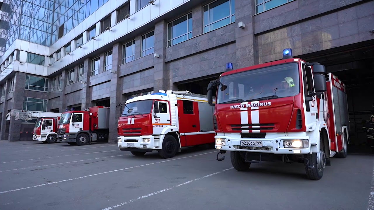 Посадка пожарных в автомобиль. Выезд пожарной машины. Выезд пожарного автомобиля. Посадка в пожарный автомобиль. Пожарные выезд по тревоге.