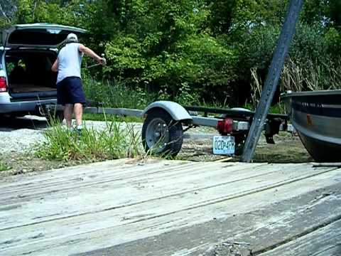 HOW TO RETRIEVE A BOAT USING A TILT TRAILER - YouTube