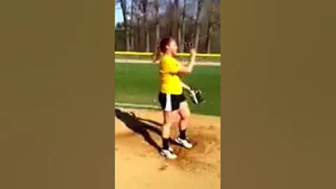 Chloe Dubocq pitching