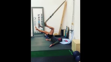Trx Posterior chain Bridge hamstrings curl