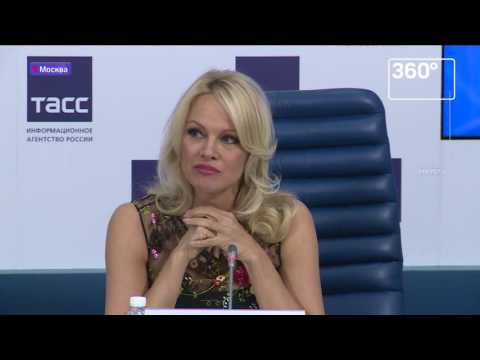 Video: 50-godišnja Pamela Anderson Odletjela Je U Moskvu S Novim Licem