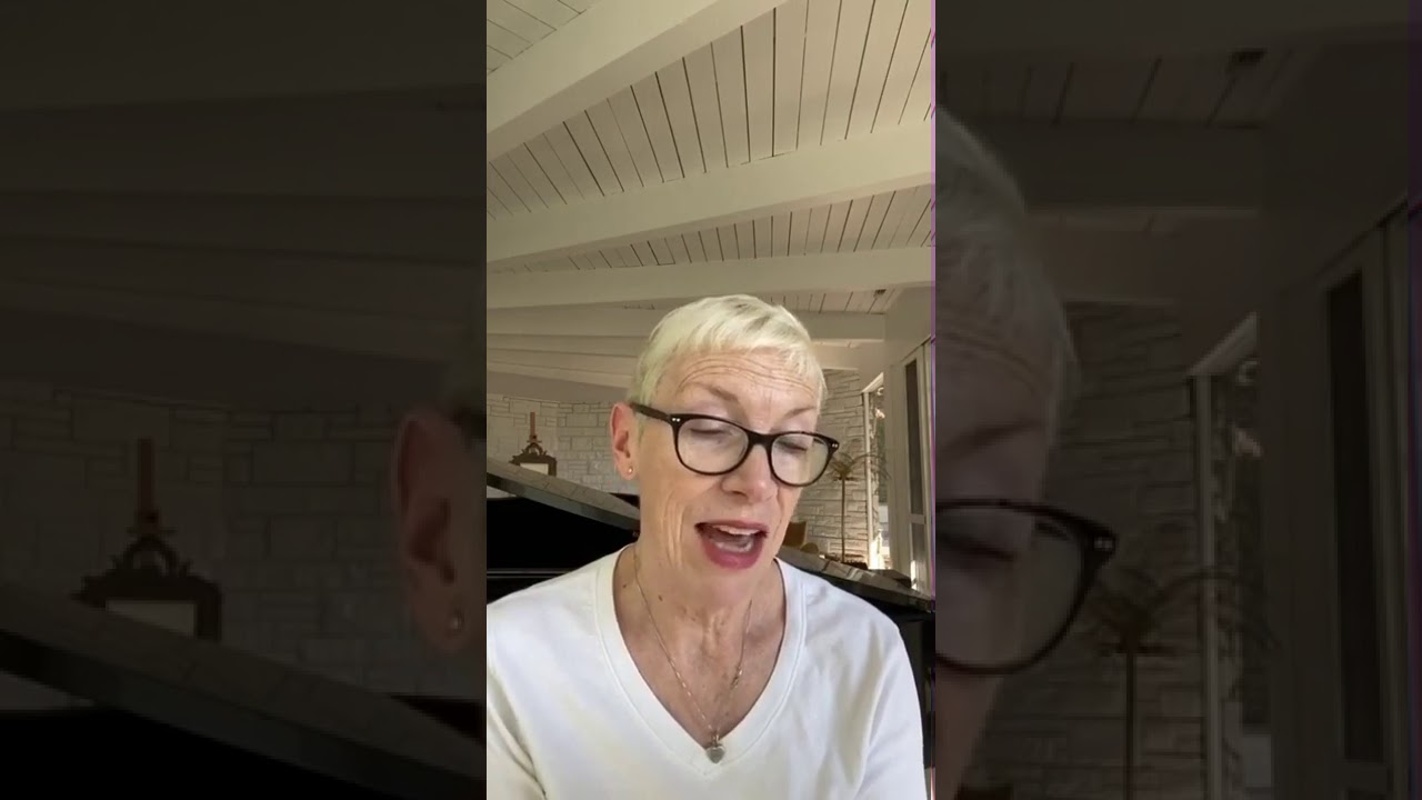 Παρακολούθηση Annie Lennox - External things don't actually make us happy στο YouTube Παρακολούθηση Annie Lennox - External things don't actually make us happy στο YouTube