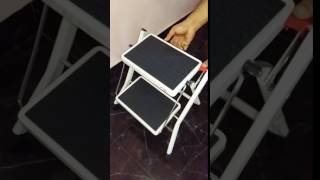 Operation of Hailo Folding Step Stool Mini, Closing and Carrying.