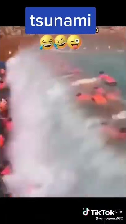 orang gendut selorokan di kolam renang terjadinya tsunami