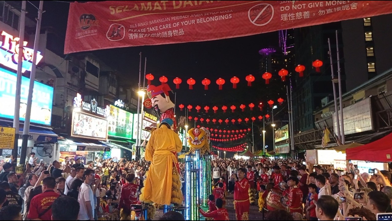 Acrobatic Lion Dancing for Chap Goh Mei 2026 on Jalan Alor (Kuala Lumpur, Malaysia)