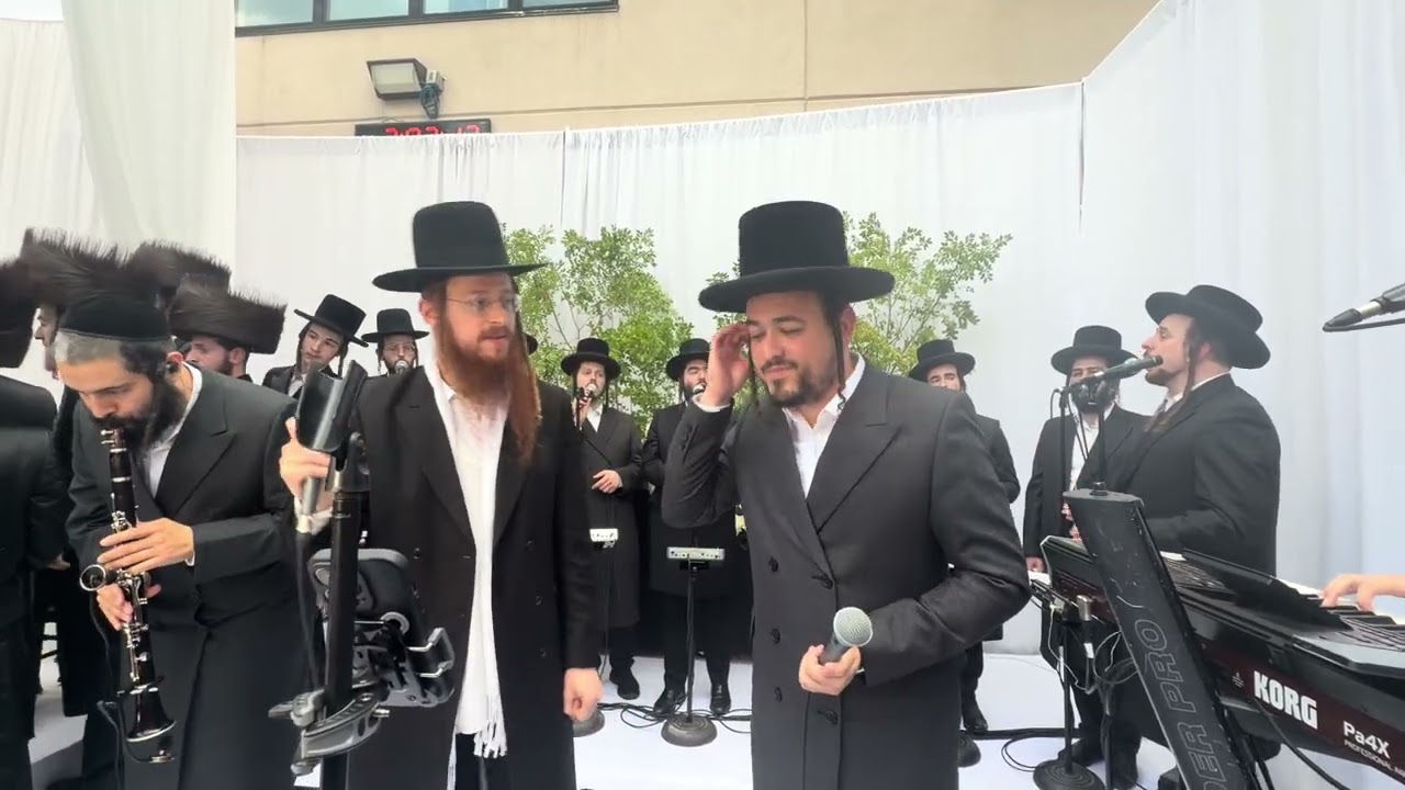 Hershey Langsam on the keys Avrhom Mordechai Schwartz & Meilech Braunstein Beautiful Chuppah