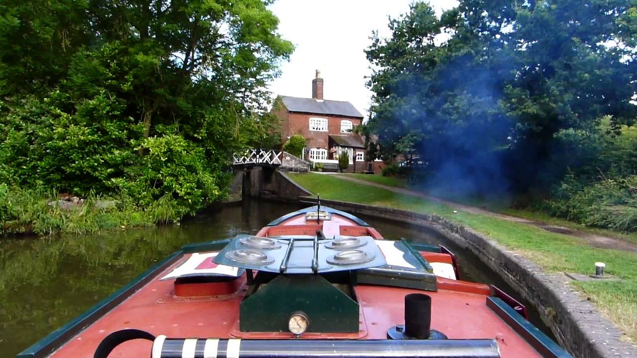 NB Dorado heading up Lapworth Locks