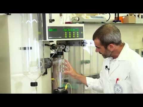 Vídeo: Secado Por Pulverización De Nanopartículas OZ439 Para Formar Polvos Estables Dispersables En Agua Para La Terapia Oral Contra La Malaria