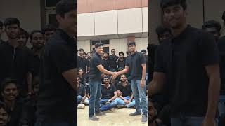madhyalo vallu endukoharo naku teliyadhu 🤗😅#b tech mates # forever friends