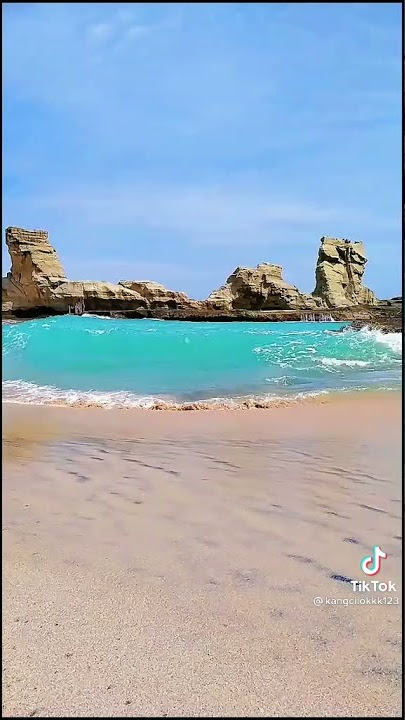 Status wa pantai Pacitan