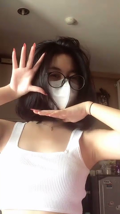 Cewek cantik tanktop putih pakai kacamata   #tiktok #shorts