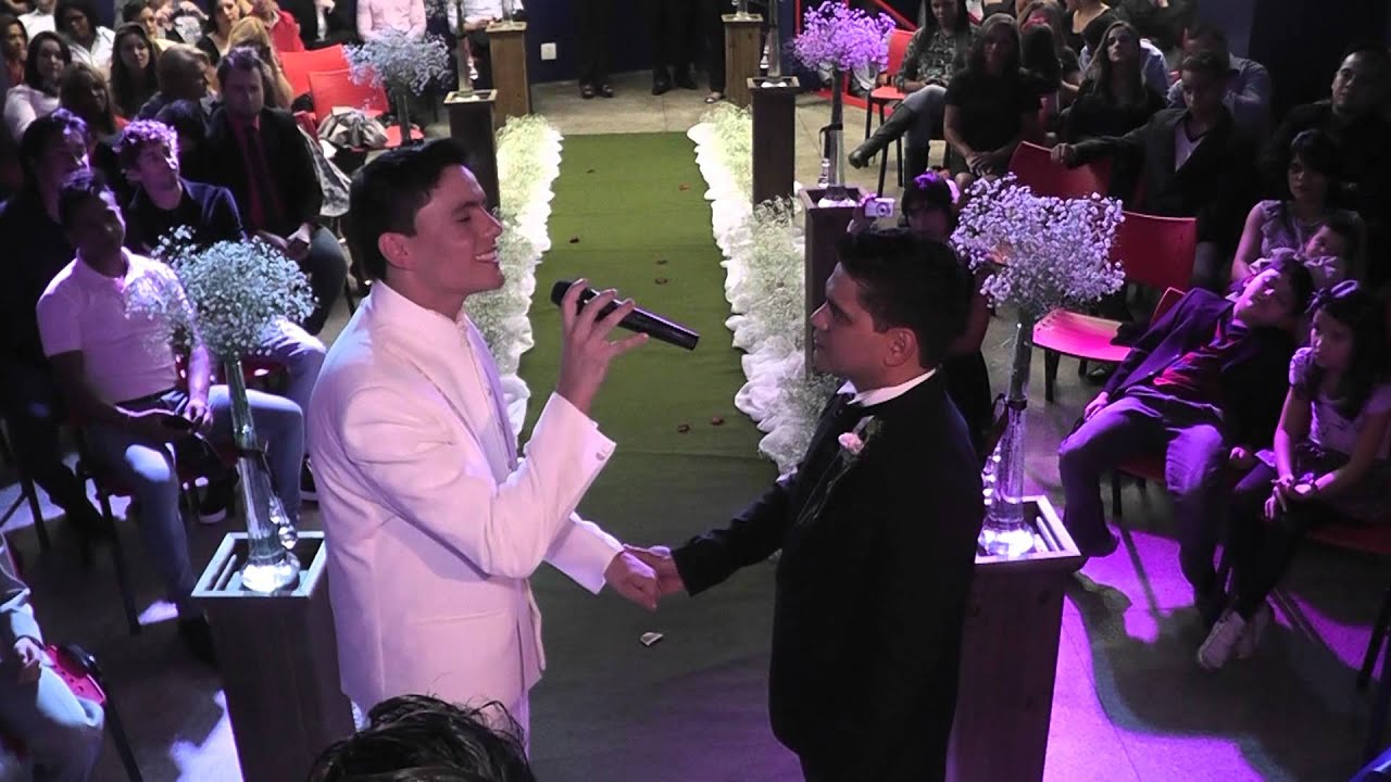 Resultado de imagem para casamento de dois homens na igreja Cidade de Refúgio