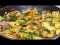 Bratkartoffeln mit Speck in einer Pfanne. Ein einfaches und sättigendes Abendessen! ASMR Rezept