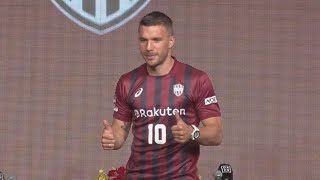 ポドルスキ、笑顔で来日 神戸入団の世界的ＦＷ
