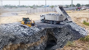 Shantui Bulldozer Pushing Stones Filling Land With 25T Dump Trucks 