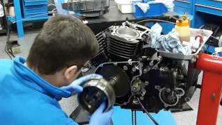 Suzuki VL  800 , montando motor