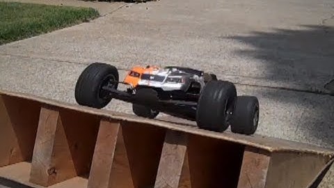 Hpi E-Firestorm Flux Waterproof vs. Traxxas Rustler VXL