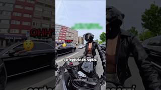 Questa ragazza Biker si è travestita da ragazzo e poi è successo qualcosa di inaspettato... 😂