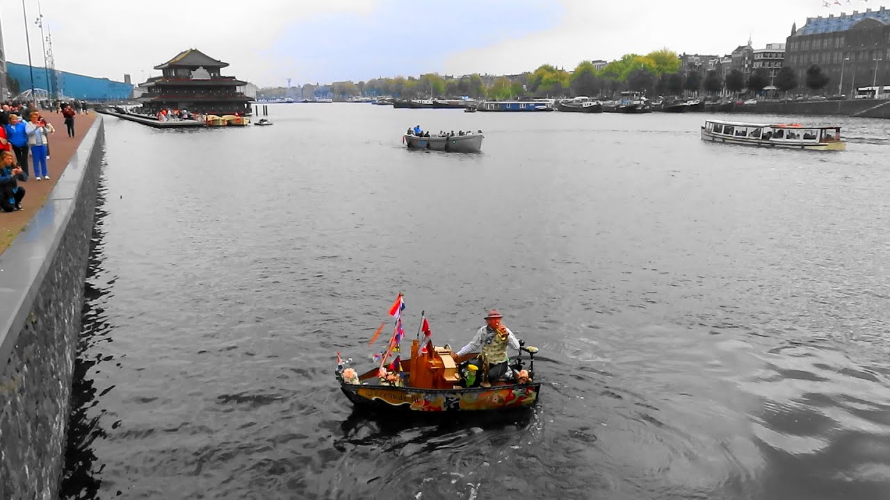 Reinier Sijpkens in zijn muziekbootje: Het is weer voorbij die mooie zomer