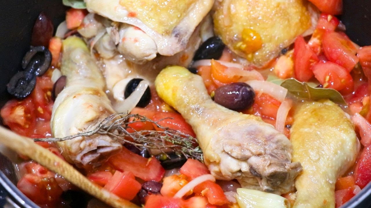 Chicken à la provençal! Mediterranean chicken recipe with black olives and white wine!