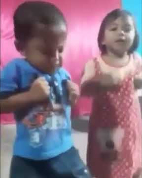 Goyang asyik anak kecil. Story WA Instagram tiktok 30 detik lucu unik keren menarik bermanfaat
