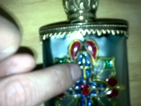 الصليب المسيحي على العطر البحريني