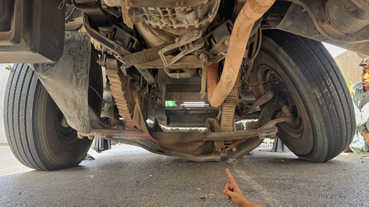 “Unbelievable Roadside Breakdown – Pakistani Truck Front Axle Broken”