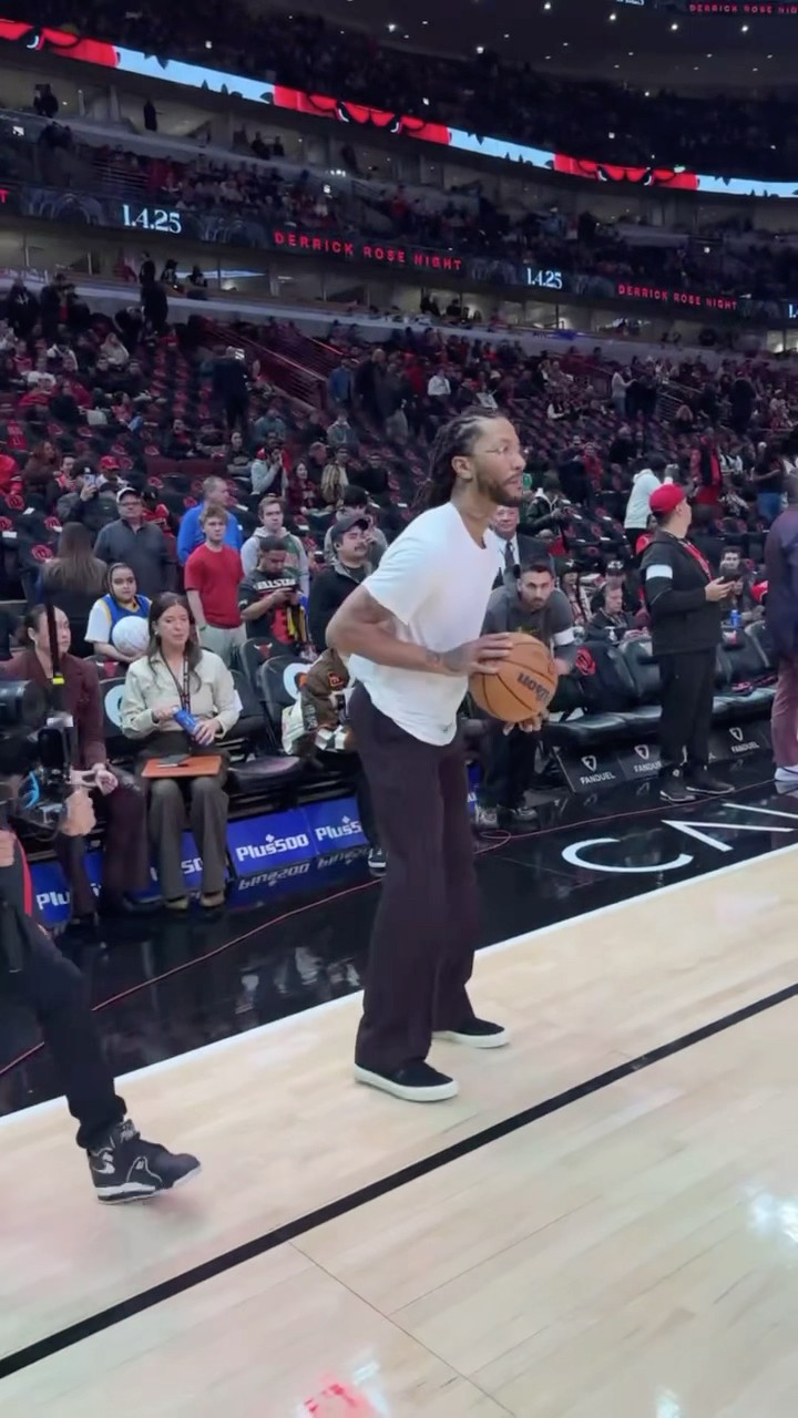 Derrick Rose playing basketball with his kids pregame ?