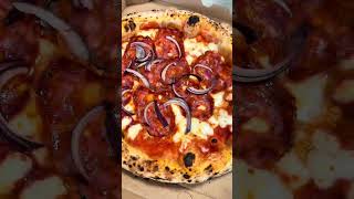 Csípős. Szaftos. Lilahagymás. Pont úgy, ahogy szeretjük. 🔥🍕